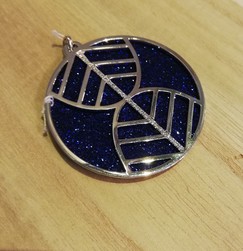 pendentif faucon avec cuir glitter bleu et abricot